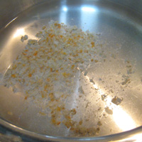 細かく砕いた干しえびをお湯に漬け、約２０分置いておきます。